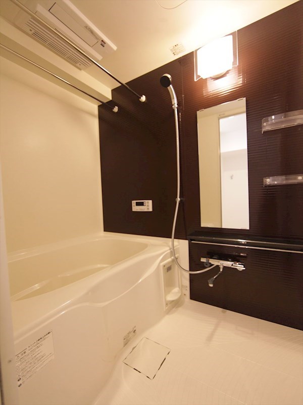 バス・シャワールーム　浴室暖房乾燥機付　追い焚き・オートバス機能付お風呂