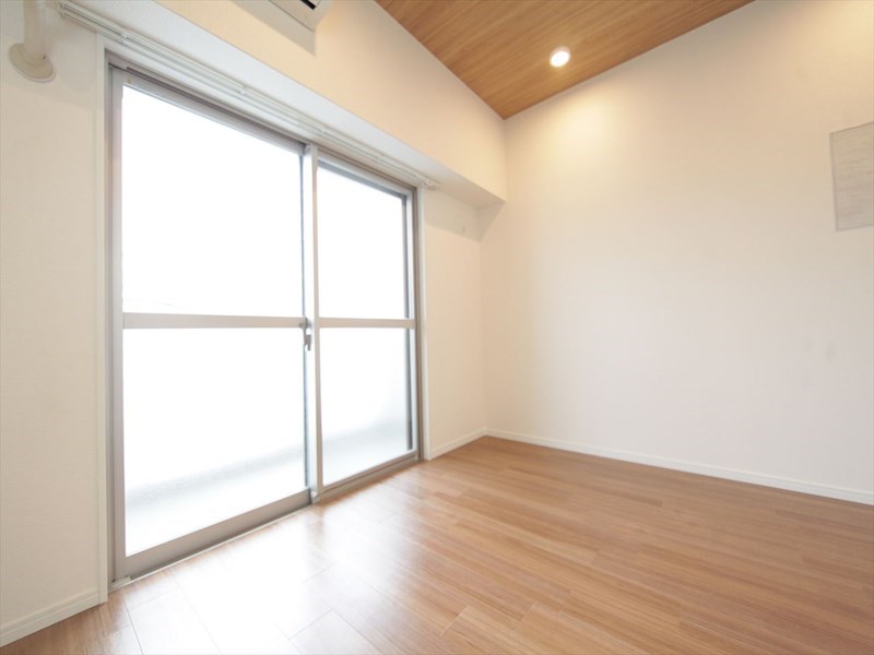 バルコニー　洋室8.6帖　エアコン完備　バルコニー