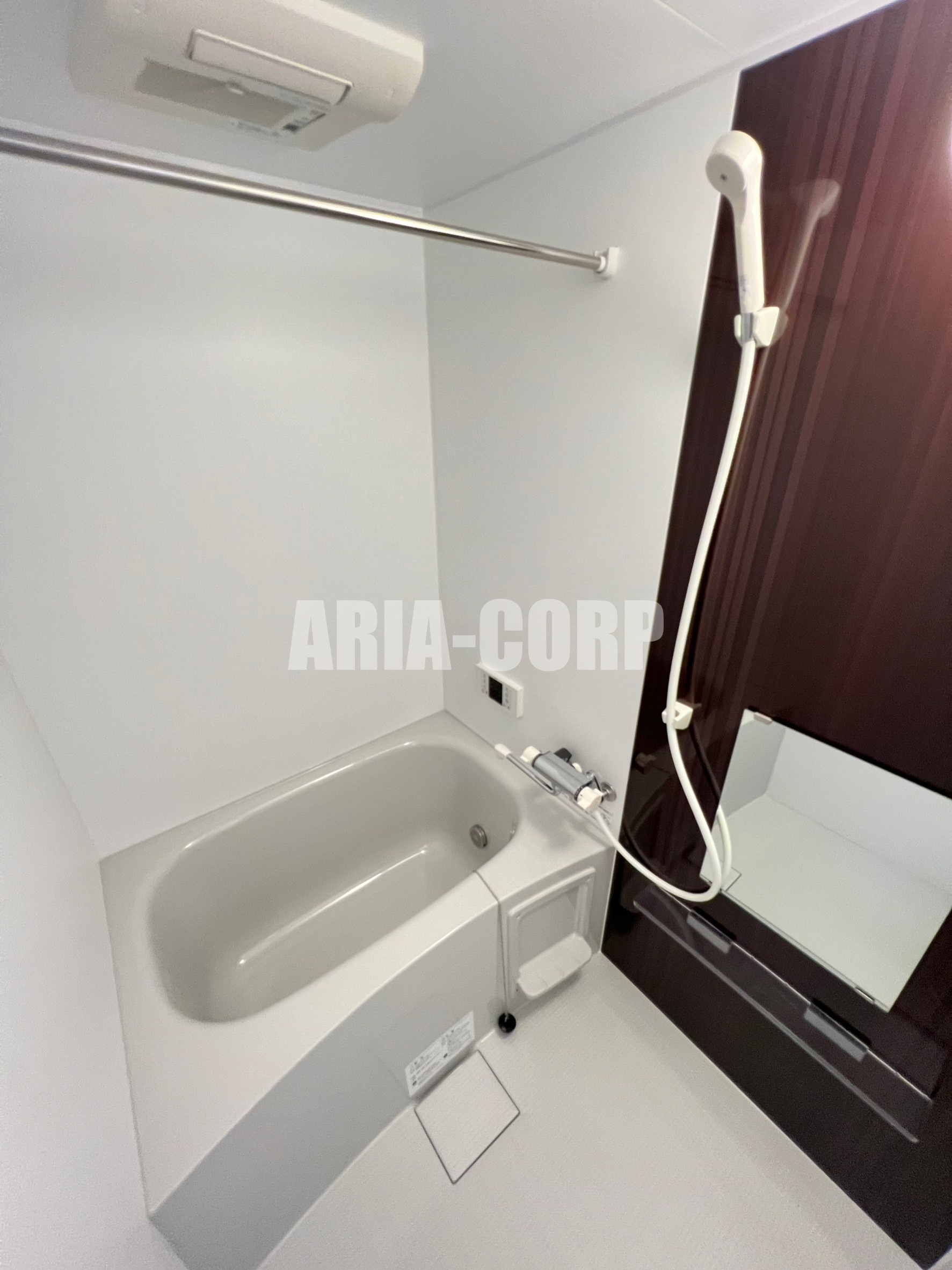 バス・シャワールーム　追焚き浴室乾燥付。カラーパネル採用でお洒落なバスルームです。