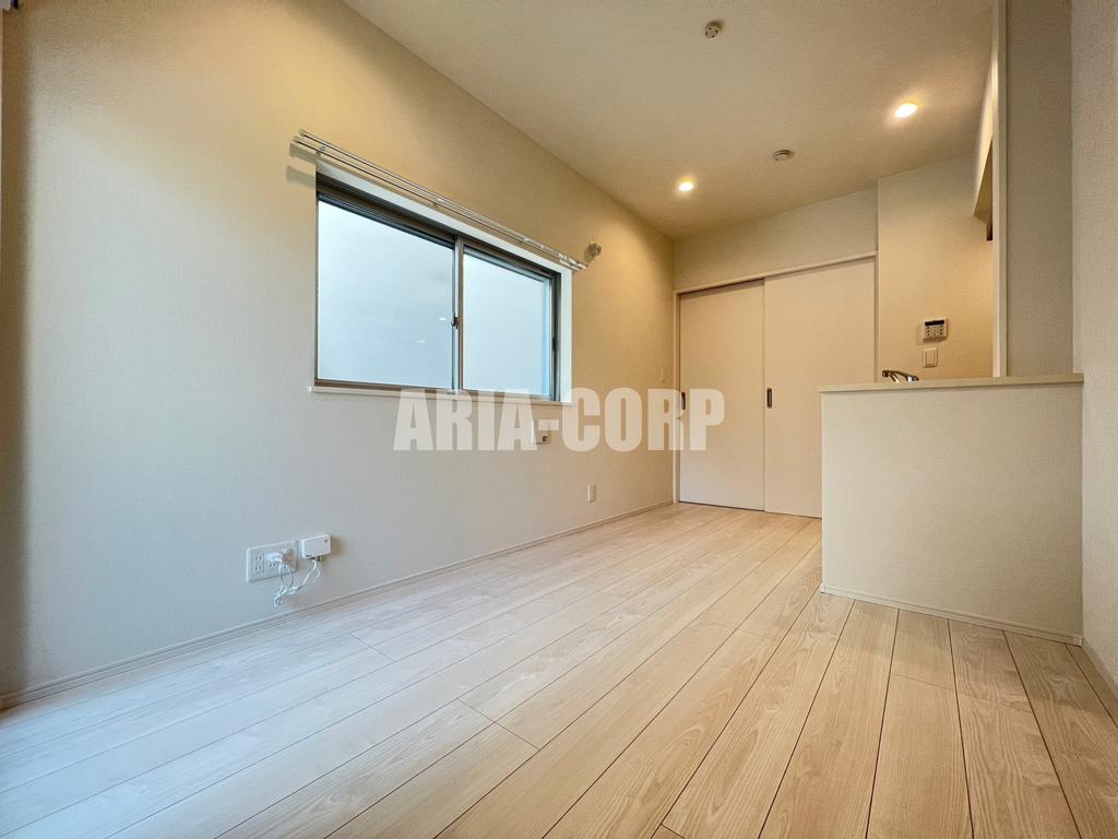 居室・リビング　白を基調としたお洒落な空間！デザイナーズ物件募集開始です！