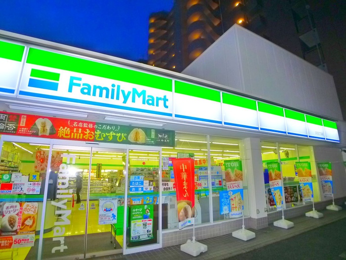 コンビニ　ファミリーマート（コンビニ）まで320m
