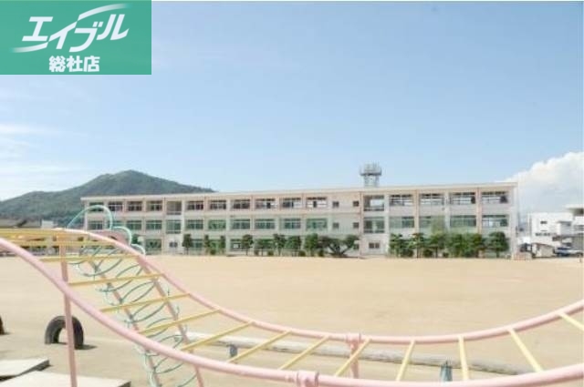 小学校　倉敷市立赤崎小学校（小学校）まで872m