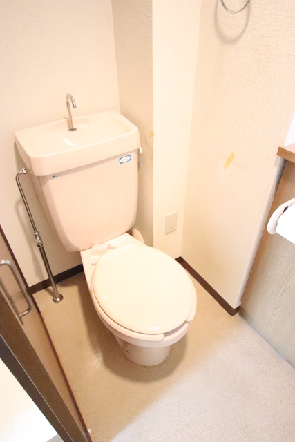 トイレ　★窓・収納スペースあり★