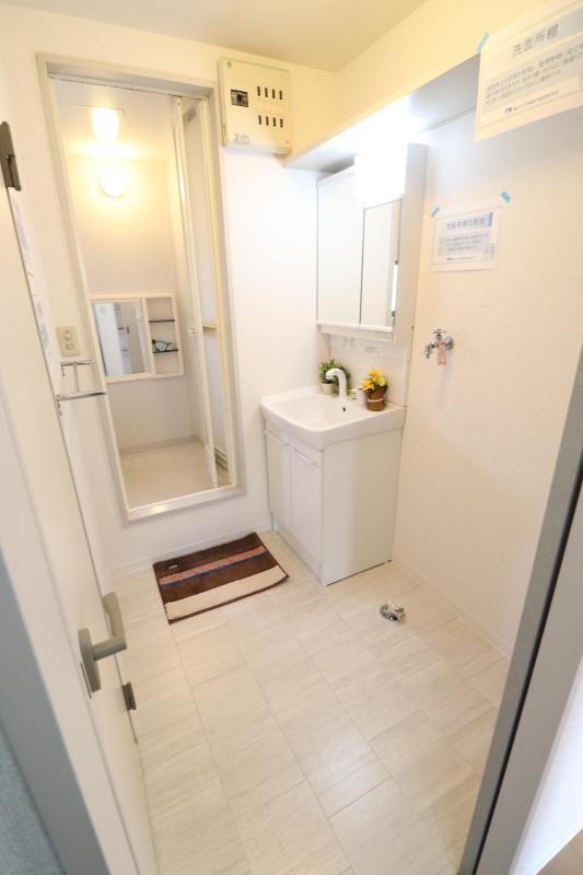 洗面設備　洗面脱衣所　シャワー付き洗面台です。