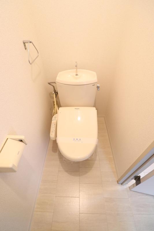トイレ　温水洗浄暖房便座付きのトイレ