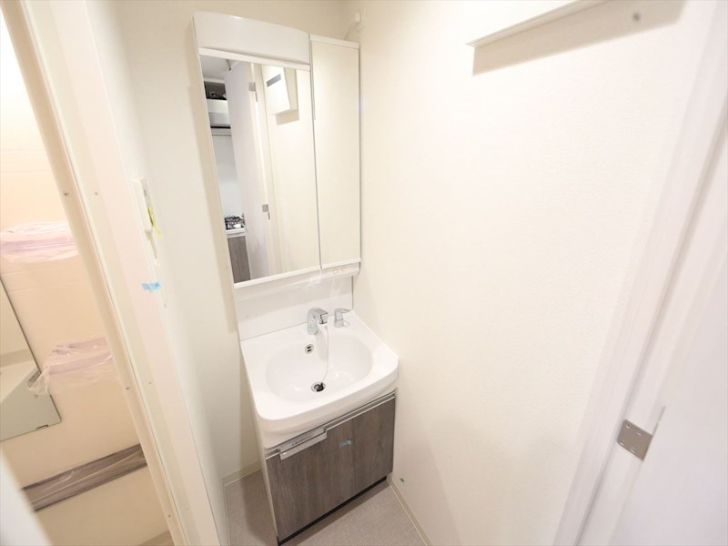 洗面設備　脱衣所　独立洗面台（シャンプードレッサー付）収納スペース有