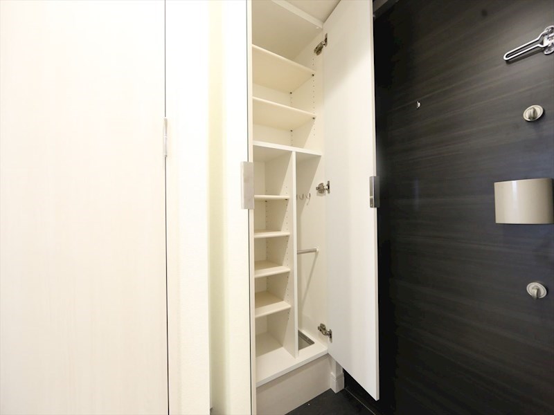 玄関　玄関　シューズボックス付（収納充実してます）