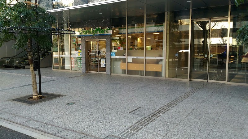 コンビニ　ファミリーマート恵比寿南三丁目店（コンビニ）まで99m