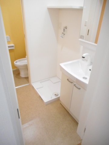 洗面設備　独立洗面台、小物を置くことができて便利です