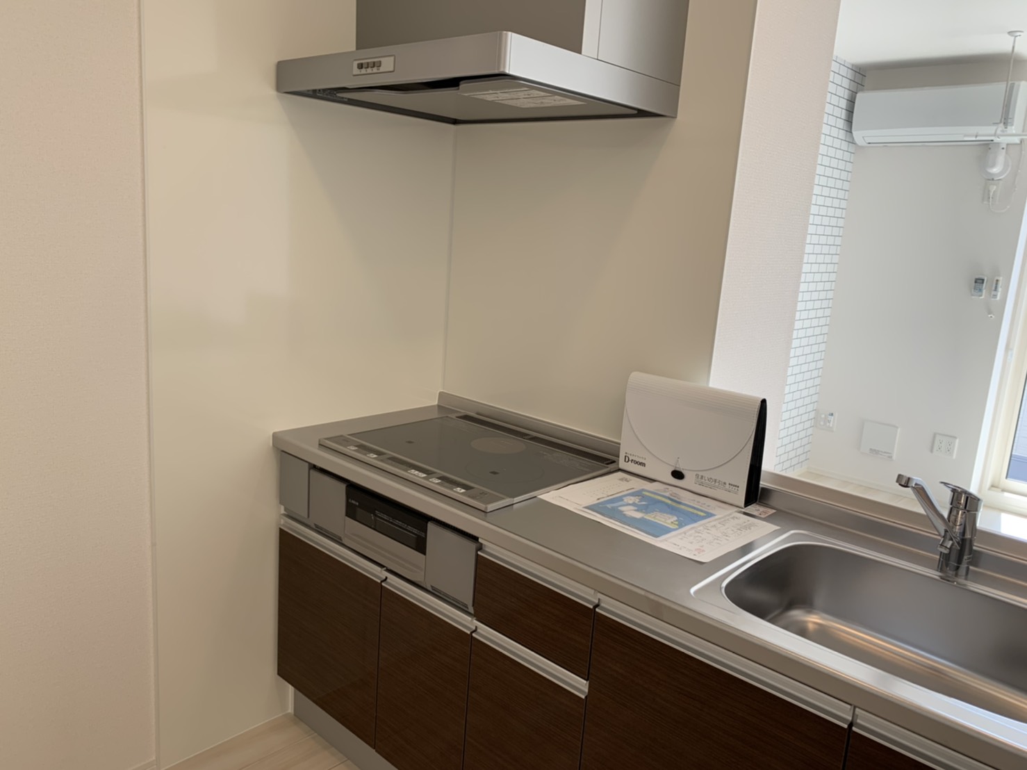 キッチン　加熱機器は3口(IH2口、ラジエーター1口)