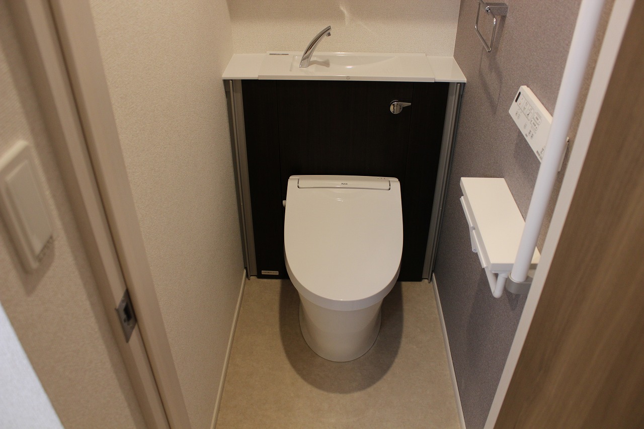 トイレ　温水洗浄便座