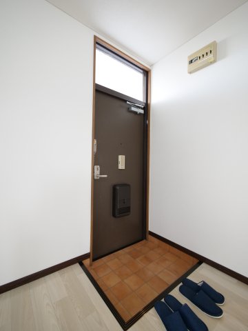 玄関　※写真は別の部屋のものです。