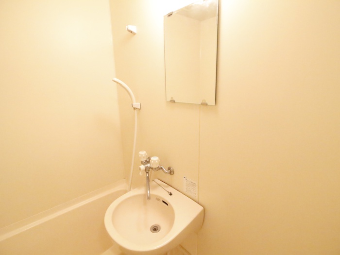 洗面設備　※同物件の別室の写真です。