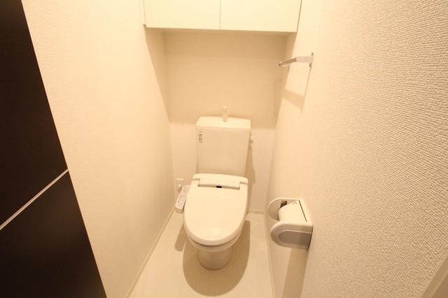 トイレ　便利な上部棚と温水洗浄便座付きトイレ