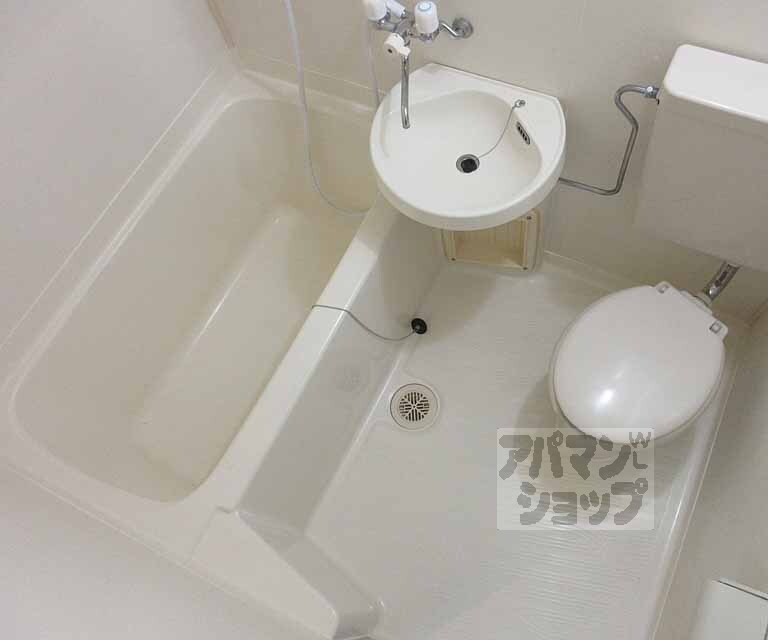 バス・シャワールーム　ユニットバスですが広めです・