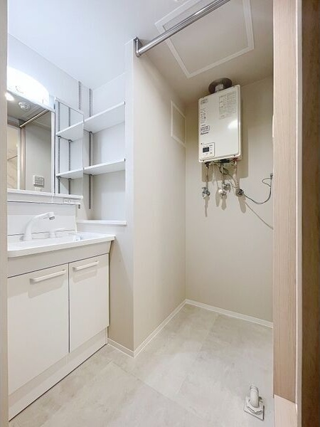 洗面設備　朝の身支度に便利な洗面台です♪