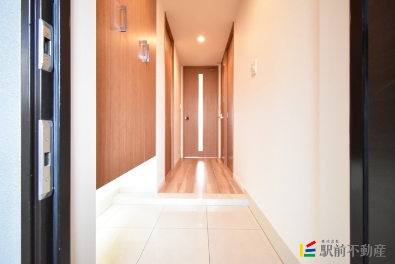 玄関　玄関収納も広々