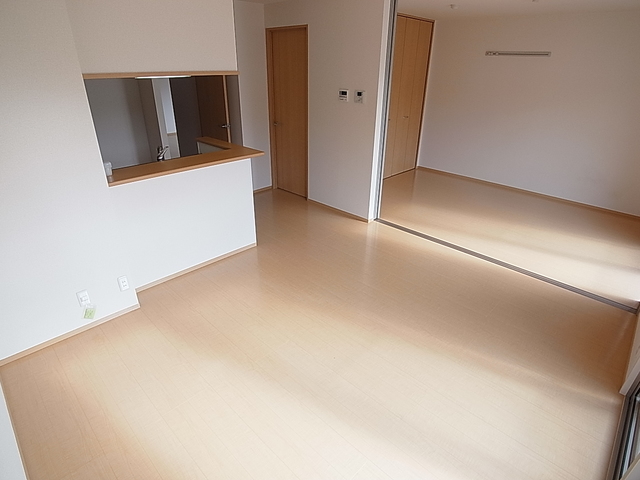 居室・リビング　非常に広々としたリビングで日当たりも良好