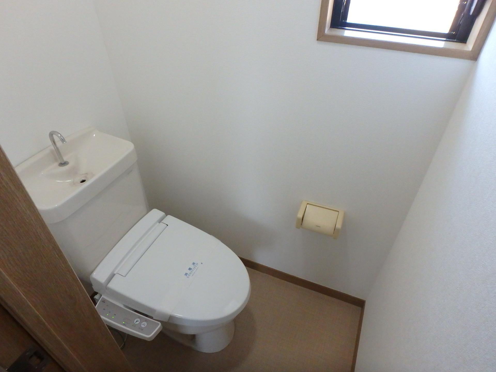 トイレ　窓付きのトイレです