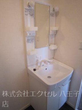 洗面設備　朝に便利な独立洗面台完備です。（同建物別室の画像です。）