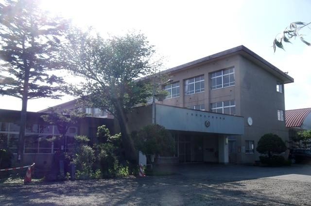 中学校　十和田市立甲東中学校（中学校）まで4005m