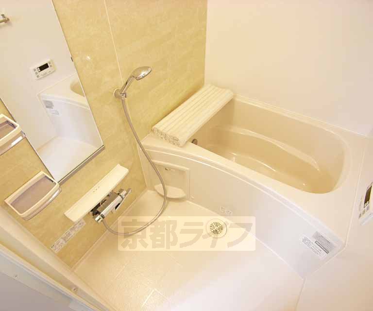 バス・シャワールーム　広々とゆったりしたお風呂です。