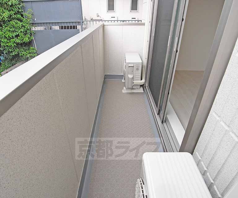 バルコニー　洗濯物もしっかり干せるスペースがあります。