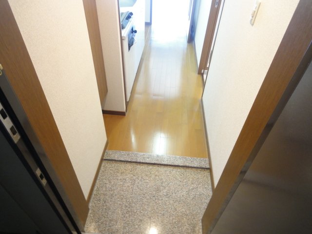 玄関　同物件別号室のものです。