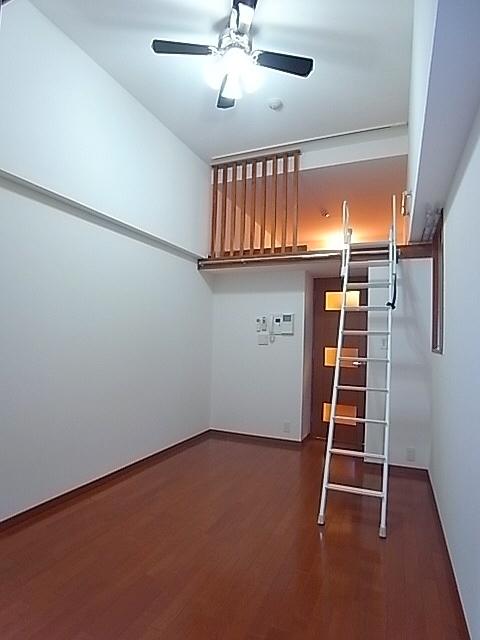 居室・リビング　フローリング　採光も良好