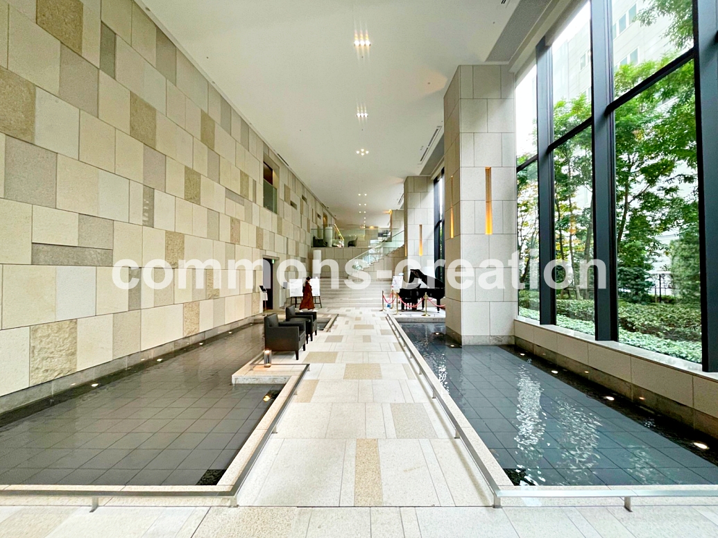 コンビニ　ファミリーマートグローバルフロントタワー店（コンビニ）まで1m