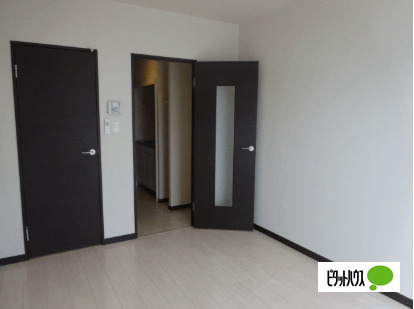 居室・リビング　同物件別部屋