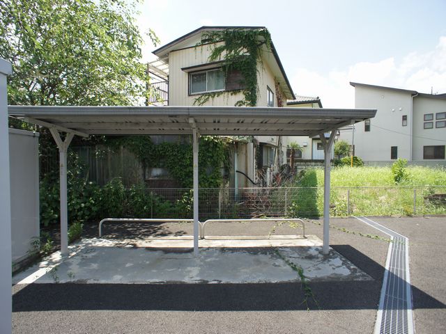 その他共有部分　屋根付きの駐輪場があります♪