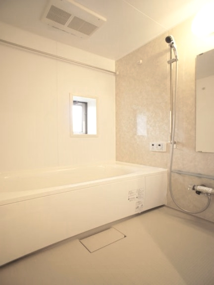 バス・シャワールーム　浴室換気乾燥機、追い焚き機能付きです♪