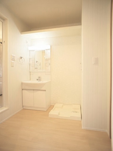 洗面設備　洗髪洗面化粧台、洗濯機置き場があります♪