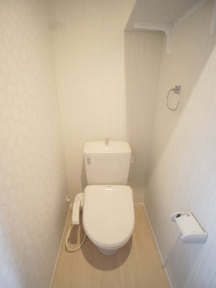 トイレ　温水洗浄暖房便座機能付きです♪