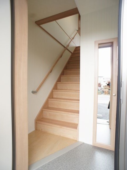 玄関　1階玄関専用内階段☆シューズボックス付きです♪