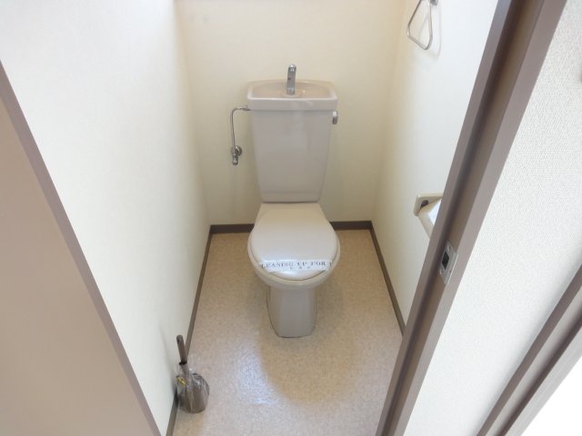 トイレ　同物件別号室のものです。