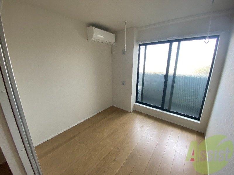 その他部屋・スペース　寝室には窓があるので、朝の目覚めが良さそうです。