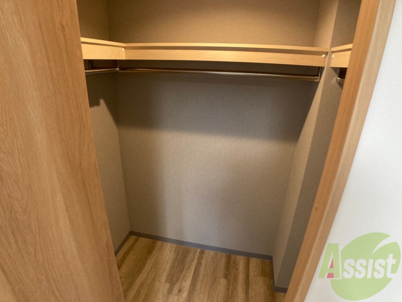 収納　こちらの収納にはハンガーをかけて服もしまえますね。