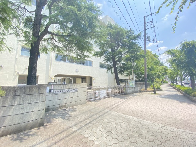 小学校　伊丹市立緑丘小学校（小学校）まで886m