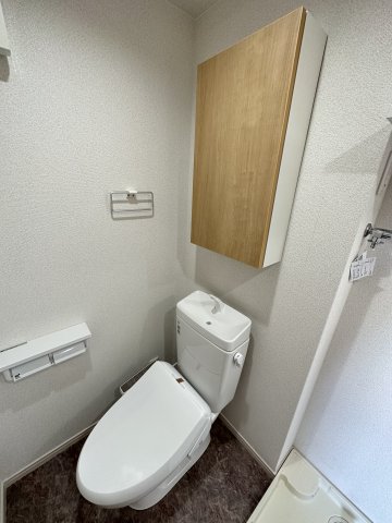 トイレ　温水洗浄便座付き＆便利な収納付きです♪