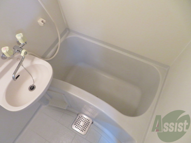 バス・シャワールーム　こちらはお風呂。一日の疲れをここで癒してください。