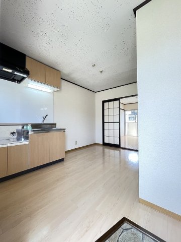 玄関　玄関から室内への景観です☆ダイニングキッチンの奥に洋室6帖の