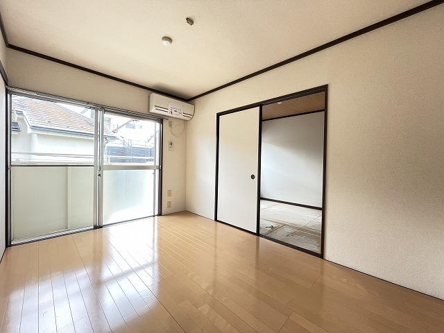 居室・リビング　南向き洋室6帖☆バルコニーに繋がるお部屋は陽当たり良好です！