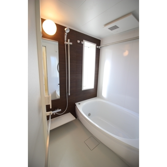 バス・シャワールーム　一坪タイプのワイド浴槽です。入口ドアは片