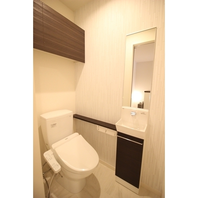 トイレ　手洗い洗面台付きで高級感がございます。
