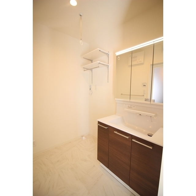 洗面設備　ワイドな洗面化粧台で引き出し収納スペース