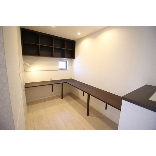 その他部屋・スペース　階段を上ったホールにはデスクワークスペー