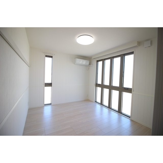 その他　窓が多く明るい室内。窓には防犯ガラスを使