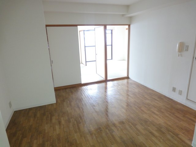 居室・リビング　同物件別号室です。